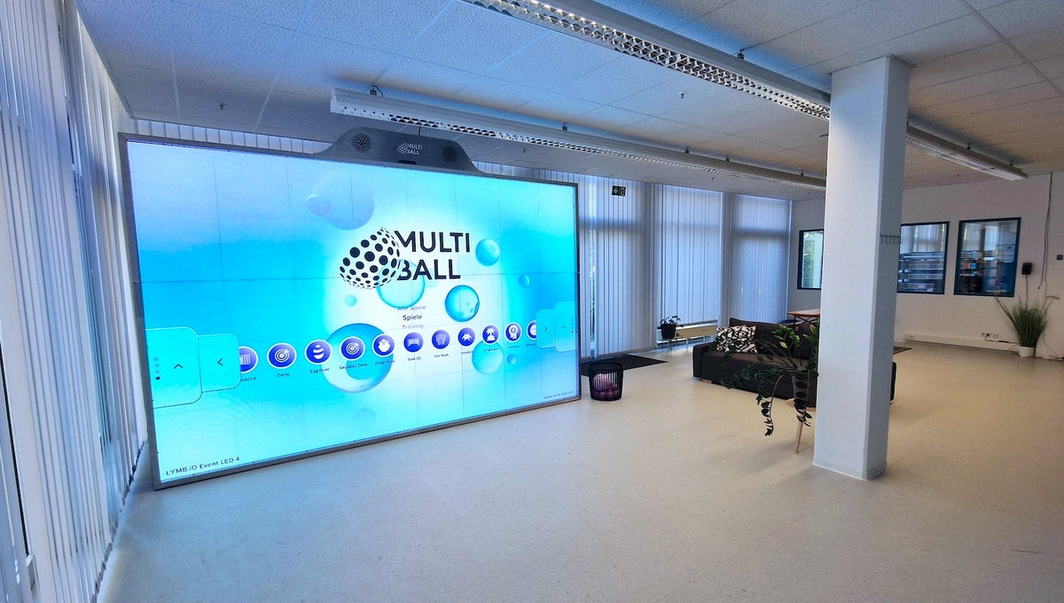 The MultiBall Club LED Fold on the left in the big PlayRoom 2 at Frankfurter Ring with balls on the side and the couch and table area in the background.