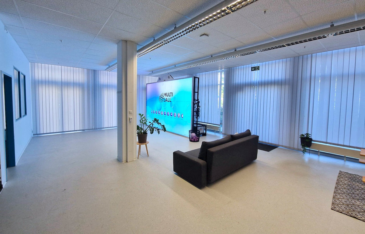 The MultiBall Club LED Fold on the left in in the back of the big PlayRoom 2 at Frankfurter Ring with balls on the side and the couch facing the system