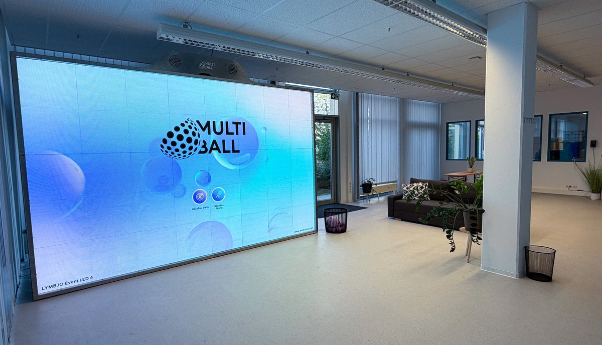 The MultiBall Club LED Fold on the left in the big PlayRoom 2 at Frankfurter Ring with balls on the side and the couch and table area in the background.